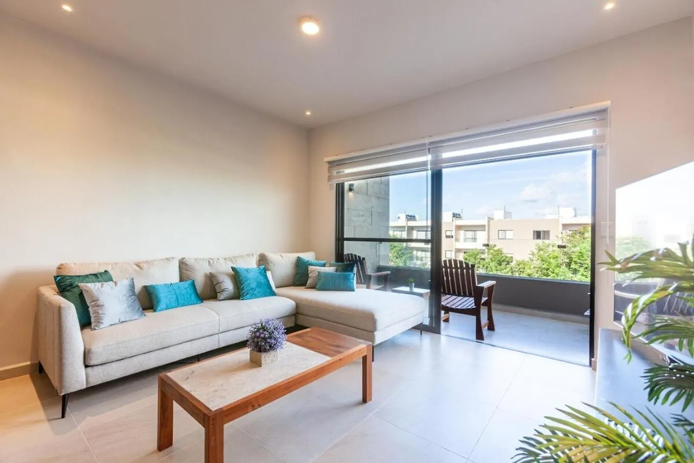 Modern Condo Wifi 200Mb, 2 Gyms, 6Pools, Balcony