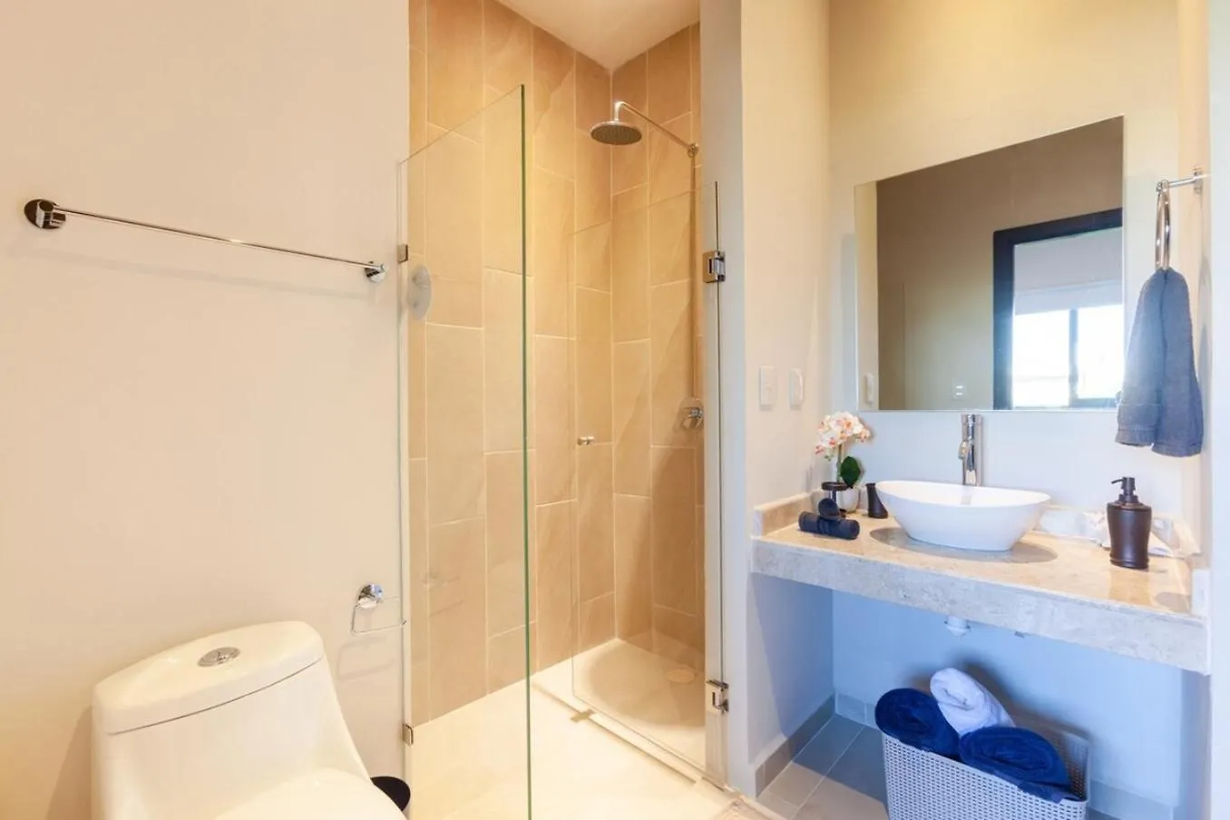 Modern Condo Wifi 200Mb, 2 Gyms, 6Pools, Balcony Semesterbostad Playa del Carmen
