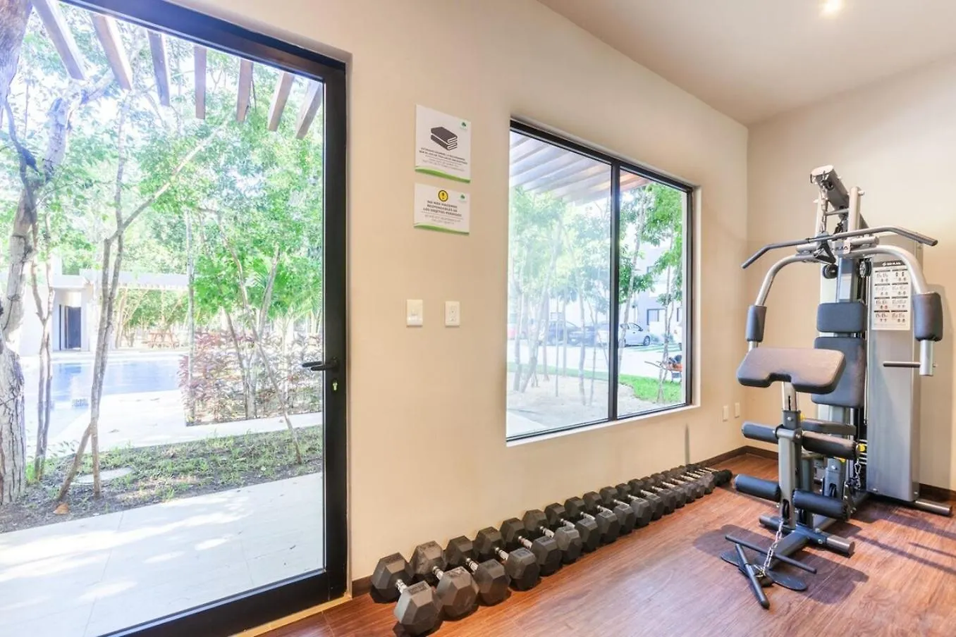 Semesterbostad Modern Condo Wifi 200Mb, 2 Gyms, 6Pools, Balcony