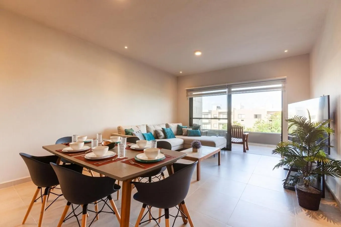 Semesterbostad Modern Condo Wifi 200Mb, 2 Gyms, 6Pools, Balcony
